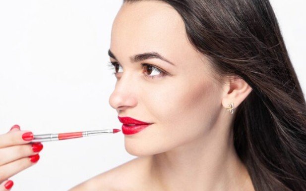 How to Choose the Right Everyday Lipstick Shade