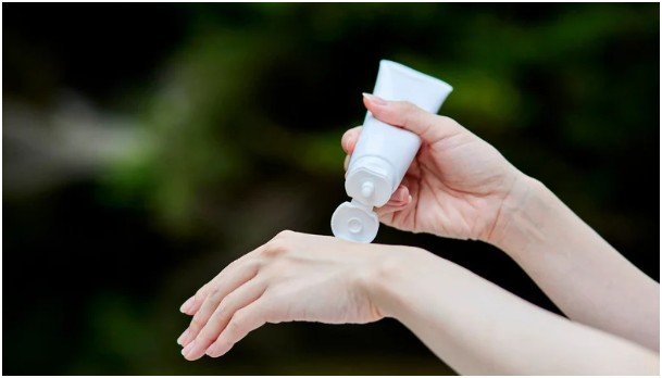 How to Apply Sunscreen Without Feeling Greasy